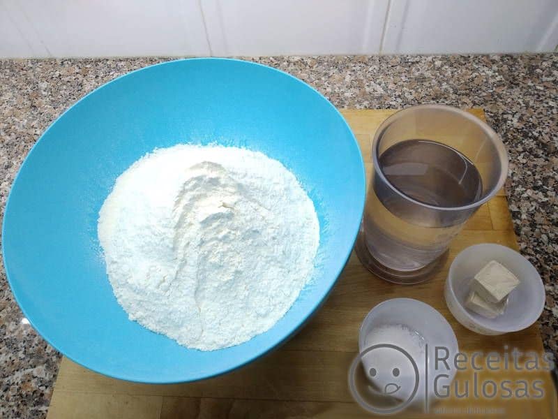 Ingredientes da massa para pão caseiro