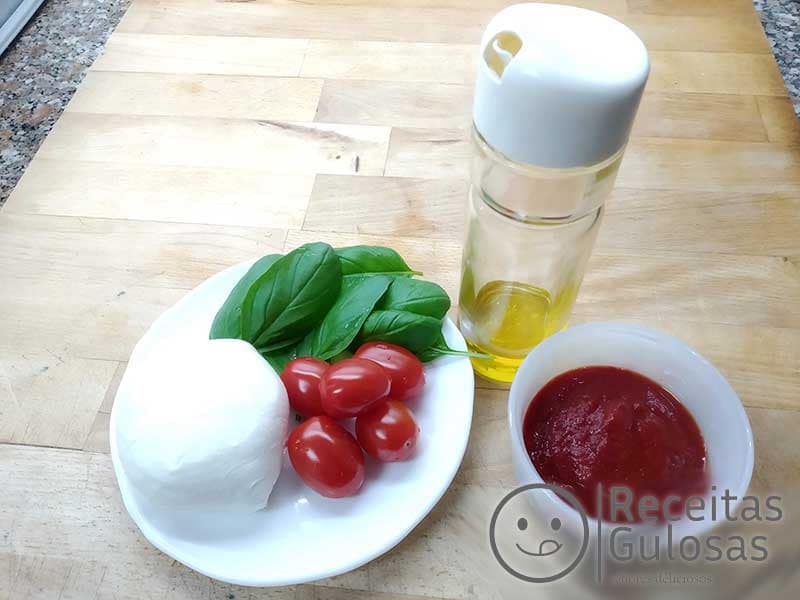 Pizza Caseira Fácil de Manjericão e Mozzarella