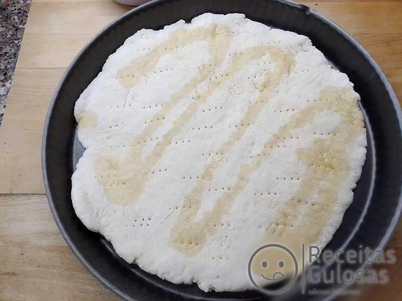 Pizza Caseira Fácil de Manjericão e Mozzarella