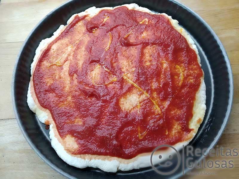 Pizza Caseira Fácil de Manjericão e Mozzarella