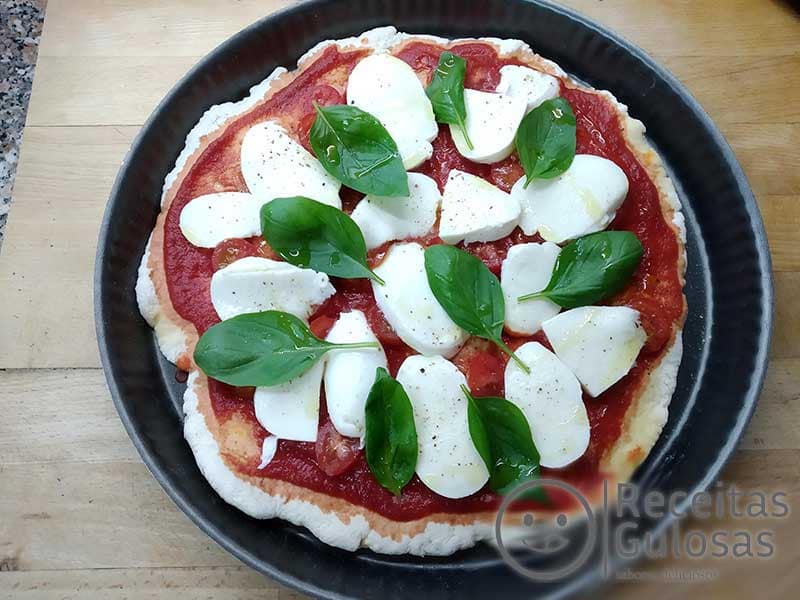 Pizza Caseira Fácil de Manjericão e Mozzarella