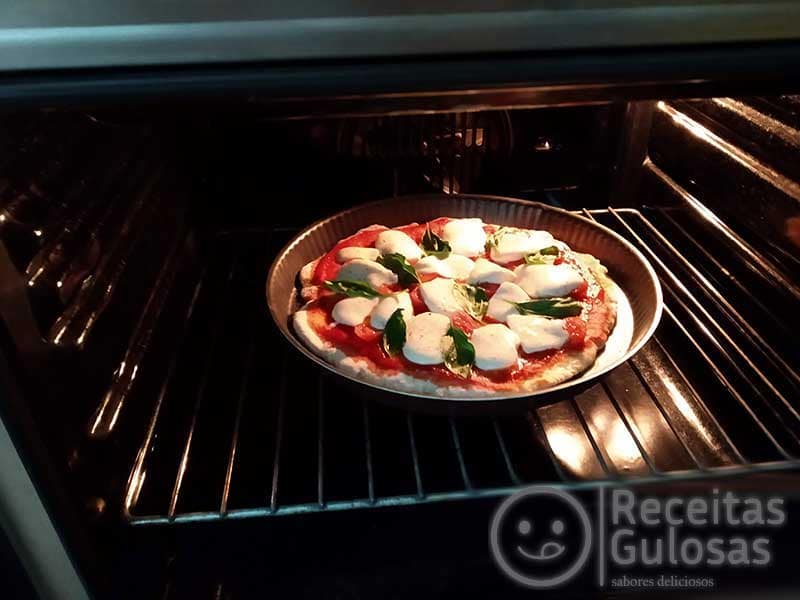 Pizza Caseira Fácil de Manjericão e Mozzarella