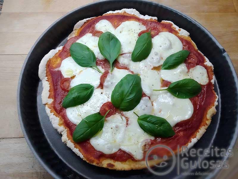Pizza Caseira Fácil de Manjericão e Mozzarella