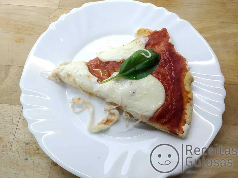 Pizza Caseira Fácil de Manjericão e Mozzarella