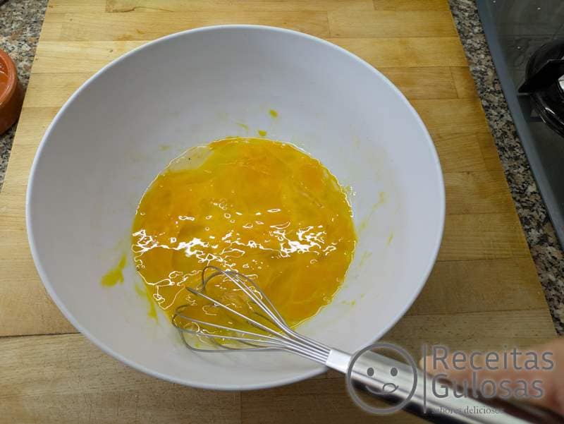 Tarte de Maçã - bater os ovos
