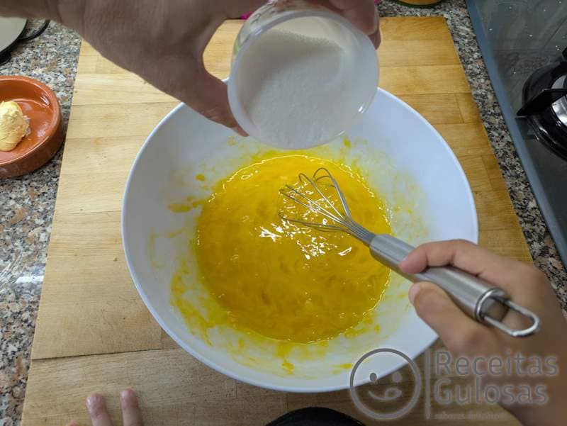 Tarte de Maçã - juntar o açúcar