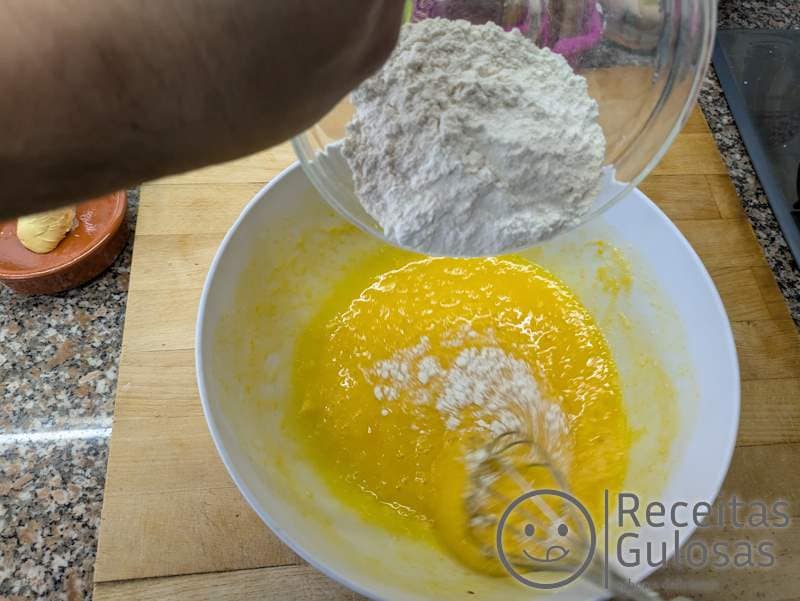 Tarte de Maçã - juntar a farinha