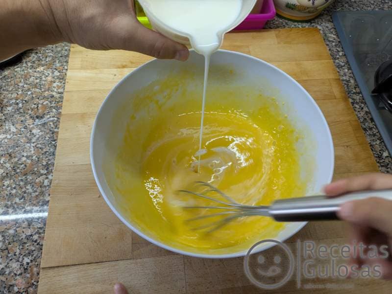 Tarte de Maçã - juntar o leite