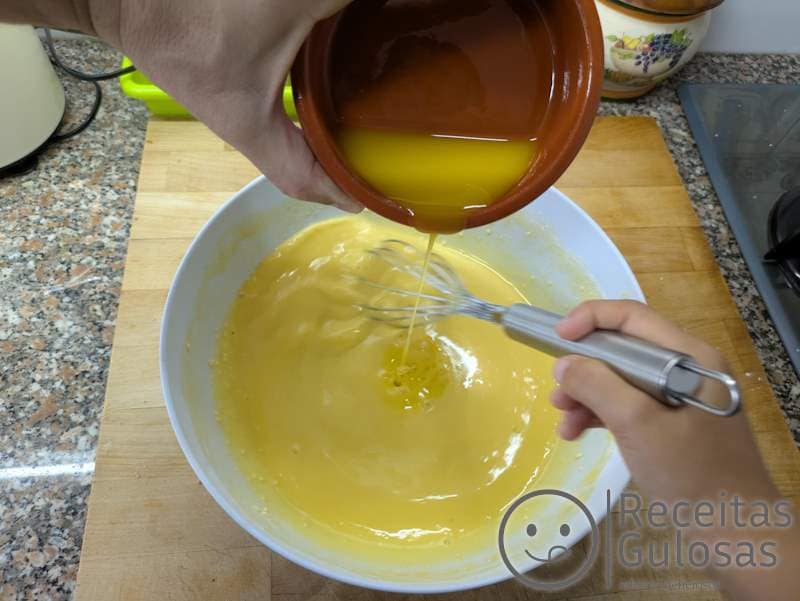 Tarte de Maçã - juntar a manteiga derretida