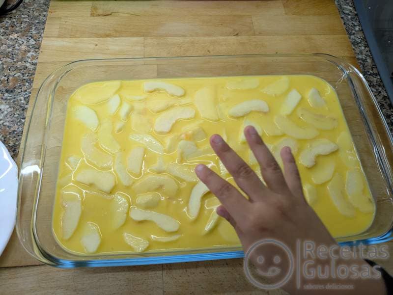 Tarte de Maçã - colocar as maçãs fatiadas