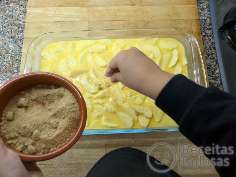 Tarte de Maçã - polvilhar com açúcar loiro/mascavado